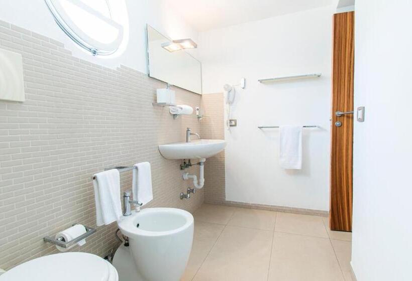 Четырехместный Номер Классик, Marina 10 Design Hotel & Spa