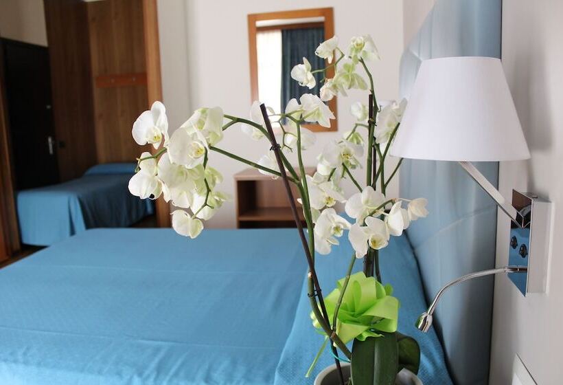 اتاق استاندارد سه نفره, Residence Holiday