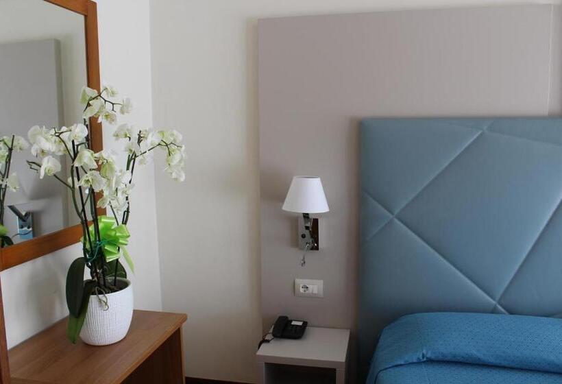 اتاق استاندارد سه نفره, Residence Holiday