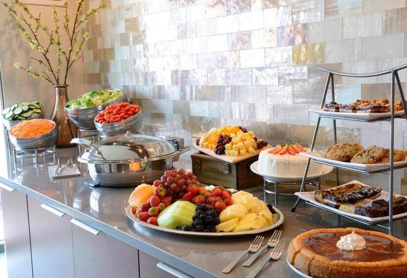 Номер Клуб, Newport News Marriott At City Center