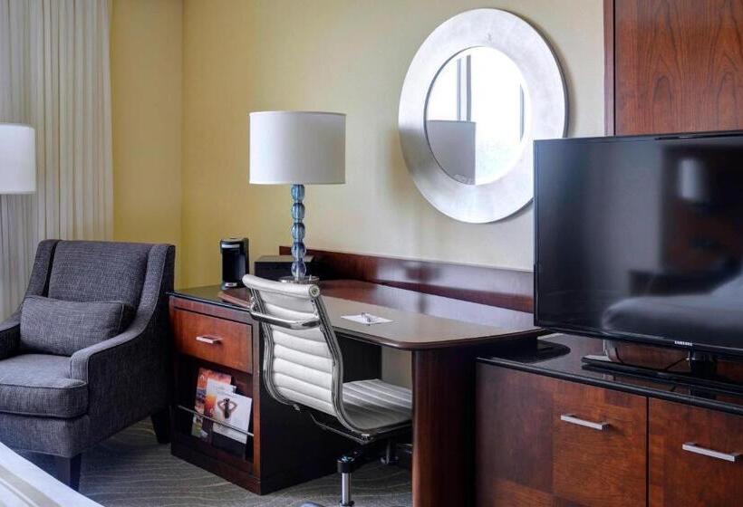 Номер Клуб, Newport News Marriott At City Center
