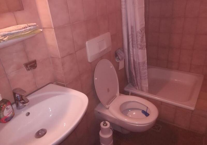 Семейный Номер, Summit Motel