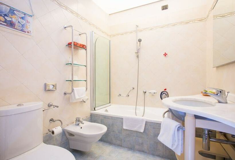 Полулюкс, Grand Hotel Entourage   Palazzo Strassoldo