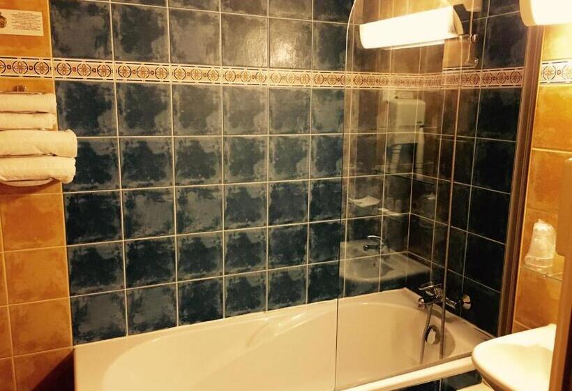Трехместный Номер Комфорт, Hôtel Bosquet Pau Centre