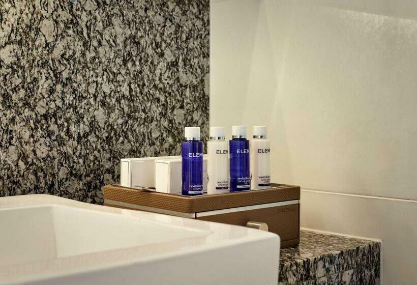 سوییت جونیور, Park Plaza County Hall London