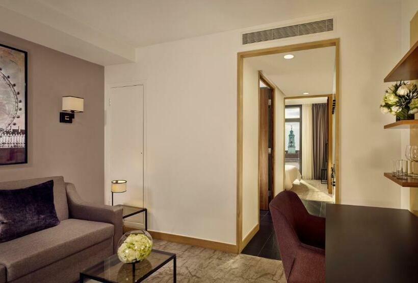 استودیو خانوادگی, Park Plaza County Hall London