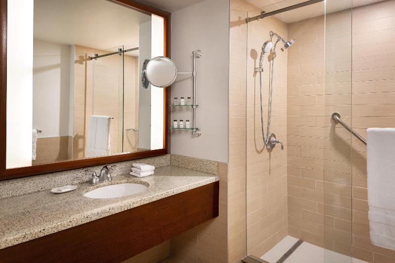 キングサイズベッドのジュニアスイート, Sheraton Vancouver Airport