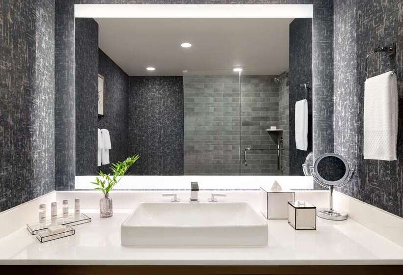 اتاق لوکس با تخت بزرگ, The Highland Dallas, Curio Collection By Hilton