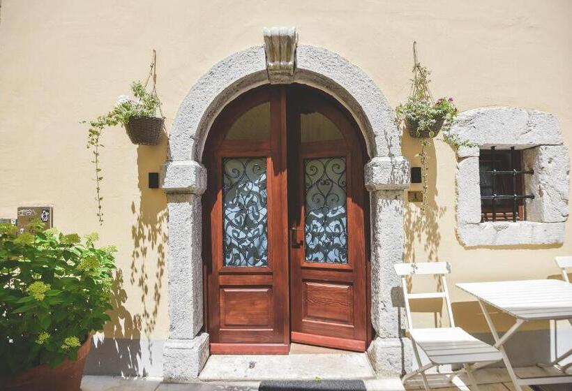 اتاق لوکس, Old Town Inn