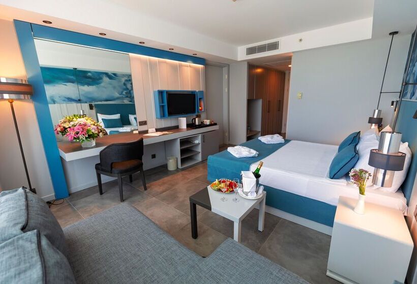 اتاق اساندارد با چشم‌انداز جانبی به دریا, Crystal Centro Resort  Ultimate All Inclusive