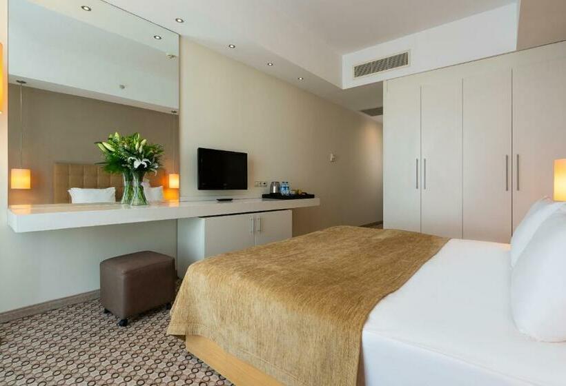 اتاق اساندارد با چشم‌انداز جانبی به دریا, Crystal Centro Resort  Ultimate All Inclusive