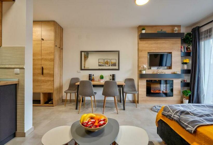 استودیوی سوپریور, Adonis Dreams Zlatibor