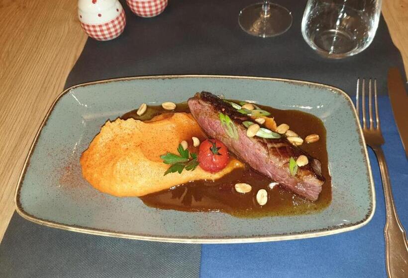 Семейный Номер, Logis Loire Hotel   Les Cocottes Restaurant
