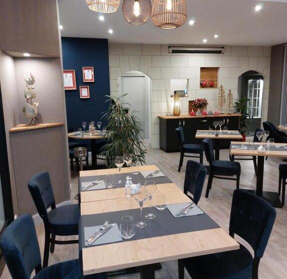 Семейный Номер, Logis Loire Hotel   Les Cocottes Restaurant