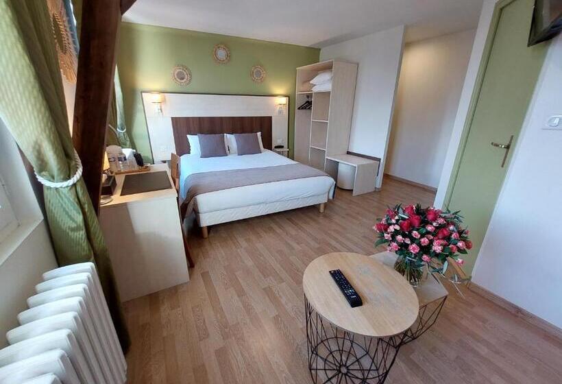 Семейный Номер, Logis Loire Hotel   Les Cocottes Restaurant