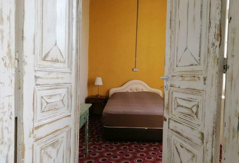 اتاق استاندارد با سرویس بهداشتی مشترک, Le Mat Hostel