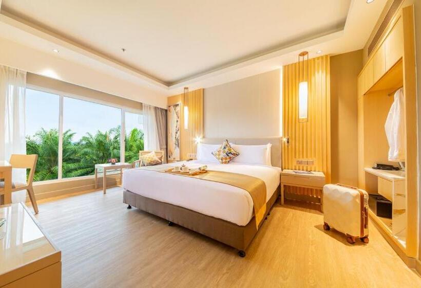 Deluxe Suite King Bed, Glenmarie Hotel & Golf Resort
