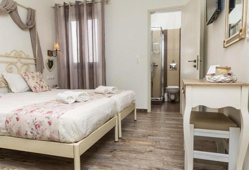 Номер Deluxe, Naxos Petite Studios