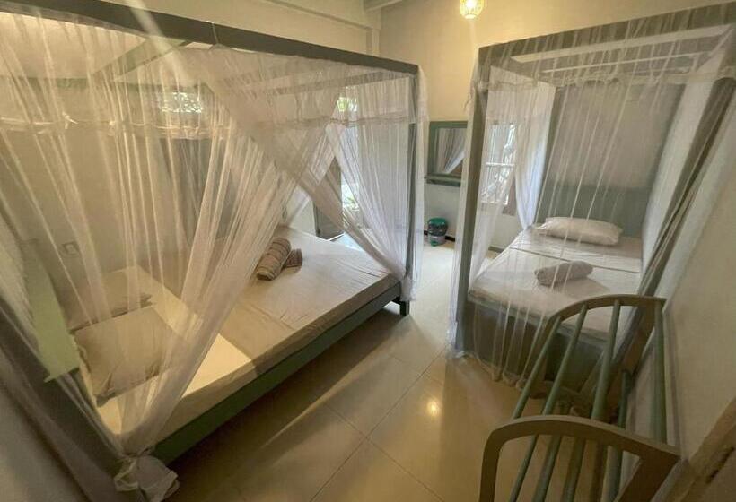 标准三人间外部浴室, Hawara Coliving Midigama