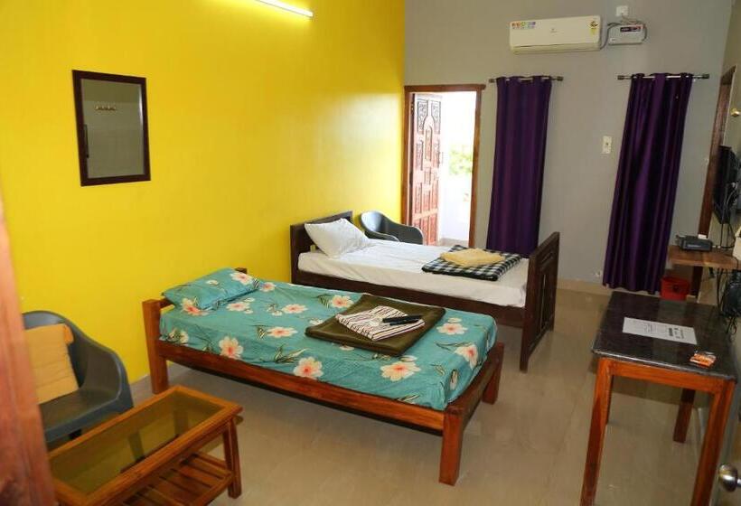 اتاق لوکس با تخت بزرگ, Blissful Haven Art House   Near Entrance To Auroville