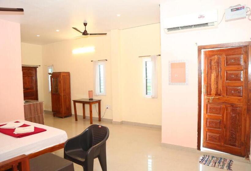 اتاق لوکس با تخت بزرگ, Blissful Haven Art House   Near Entrance To Auroville