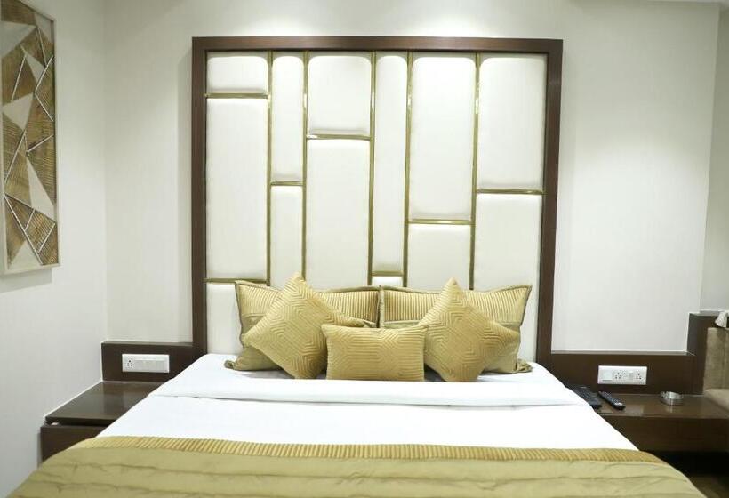 스탠다드 룸 킹사이즈 침대, Grand Girdhar