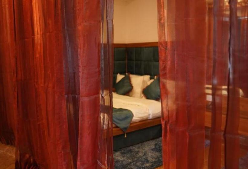 سوییت خانوادگی, Sahebs Castle Mcleodganj