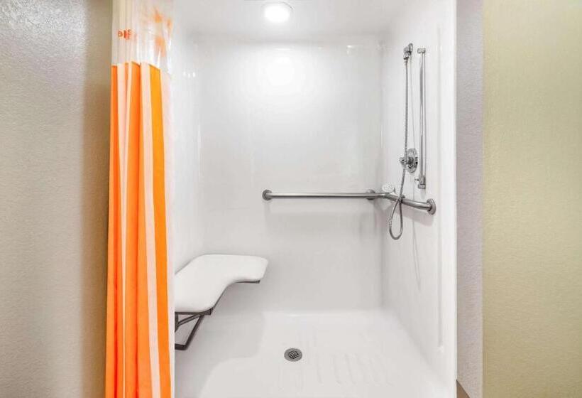 Номер Стандарт Адаптированный для Инвалидов, La Quinta Inn & Suites By Wyndham St. Petersburg Northeast