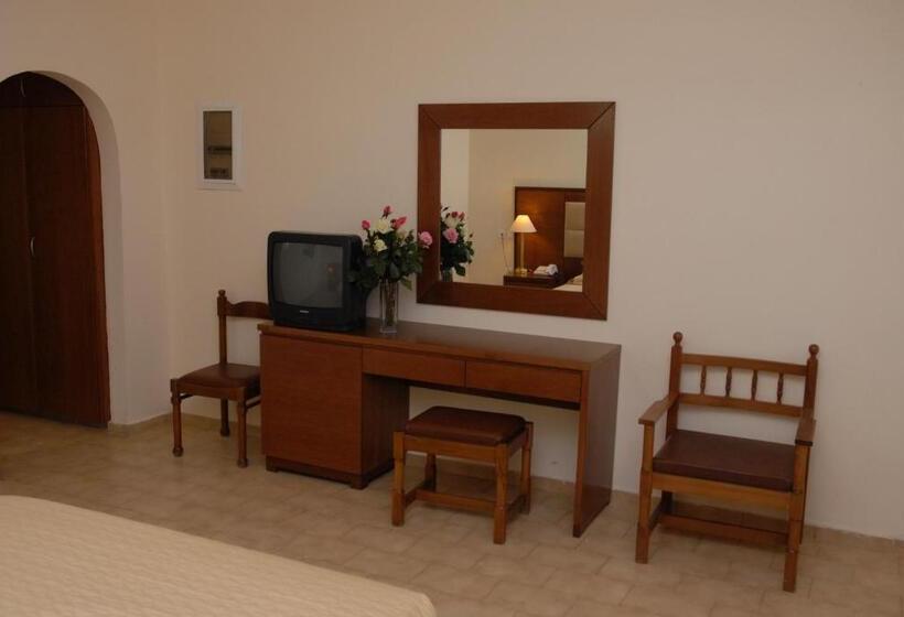استودیو استاندارد با چشم‌انداز استخر, Paleos Apartments