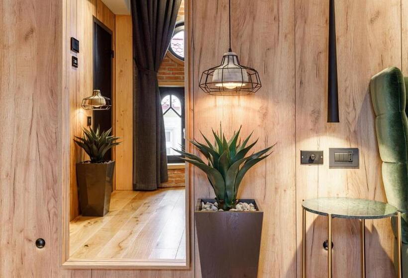 디럭스 룸, Schuster Boarding House