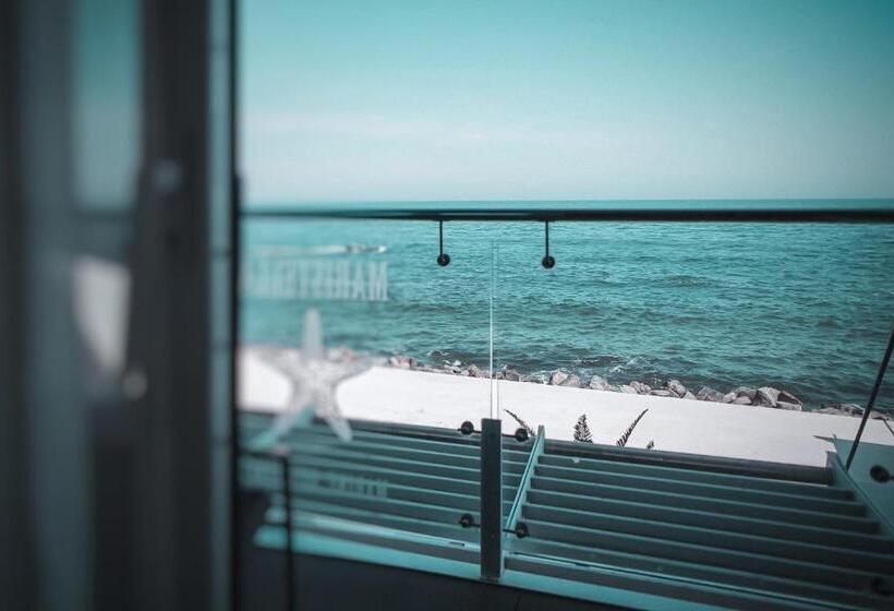 اتاق لوکس با چشم‌انداز دریا, Marine Residence