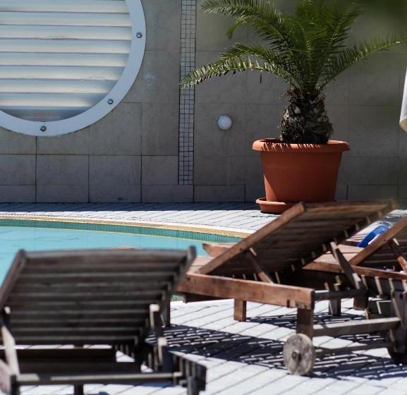 اتاق لوکس با چشم‌انداز دریا, Marine Residence