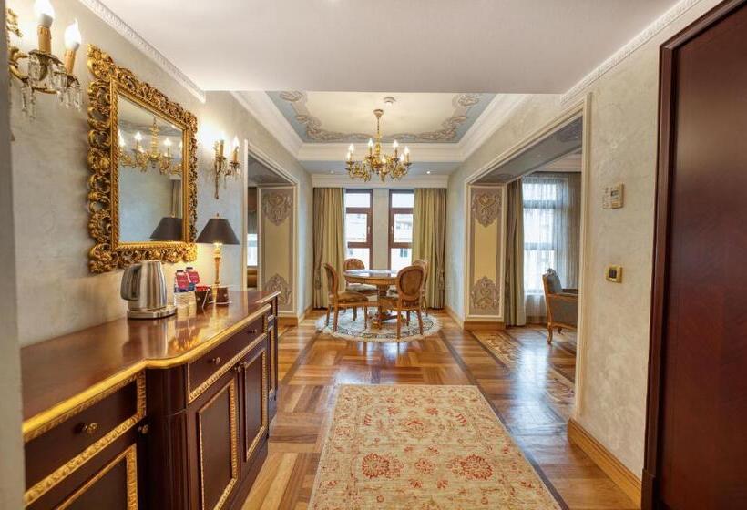 キングサイズベッドのスイートルーム, Crowne Plaza Istanbul   Old City, An Ihg