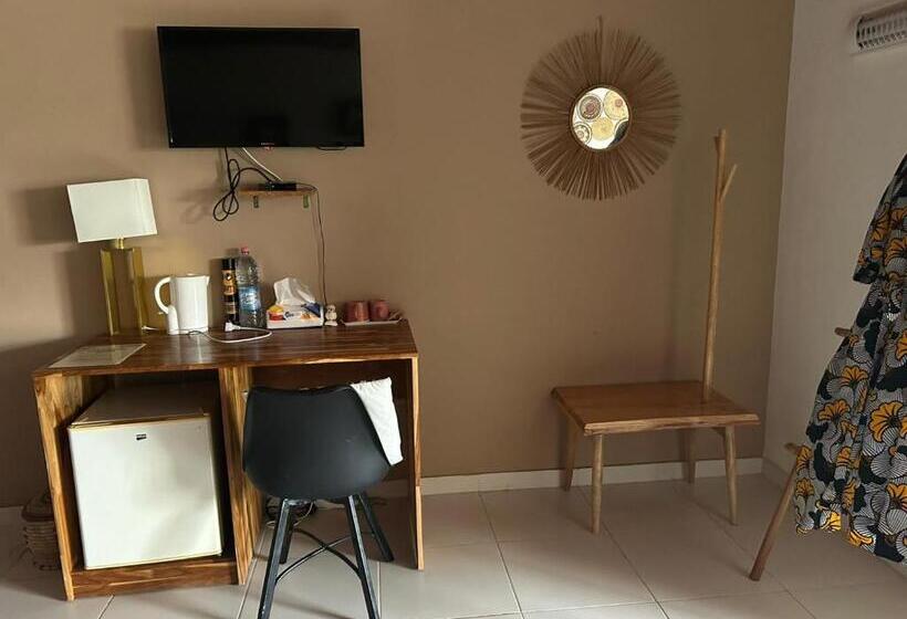 اتاق استاندارد با چشم‌انداز استخر, L'oasis Guesthouse
