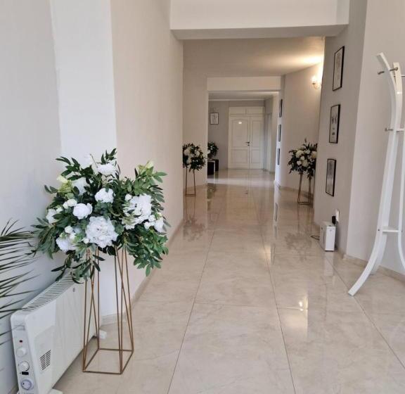سوییت لوکس, Caprice Deluxe Accomodation