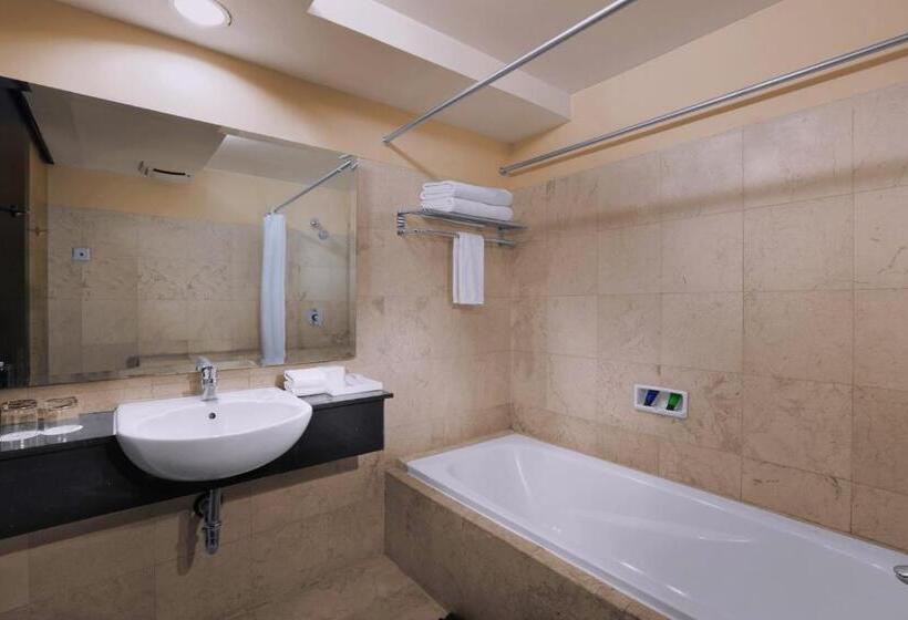 Апартаменты 3 Спальни, Grand Dafam Braga Bandung