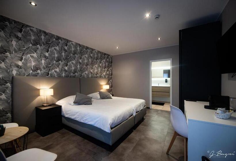 Номер Стандарт, La Reine Hôtel, City Centre