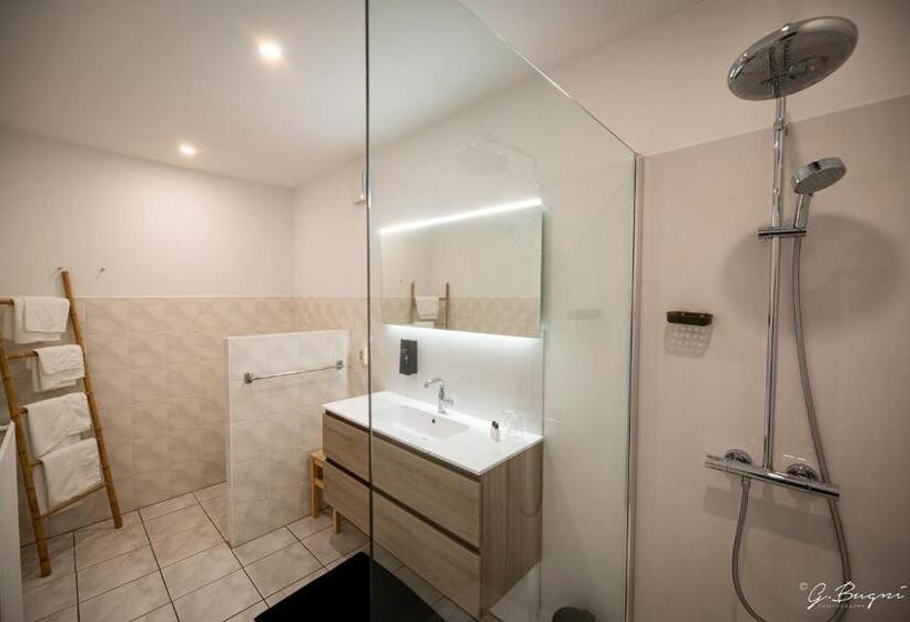 Четырехместный Номер Стандарт, La Reine Hôtel, City Centre