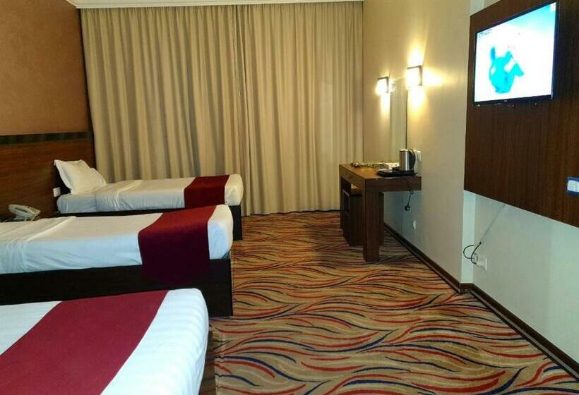 Quarto Triplo Estandar, Hayah Golden