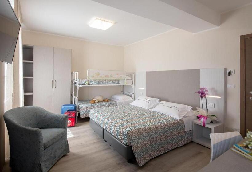 Quarto Quadruple Standart com Varanda, Sole