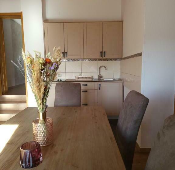 استودیوی استاندارد, House Tina