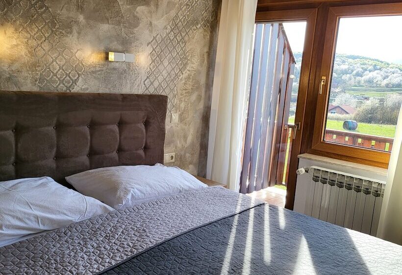 اتاق استاندارد سه نفره, House Tina