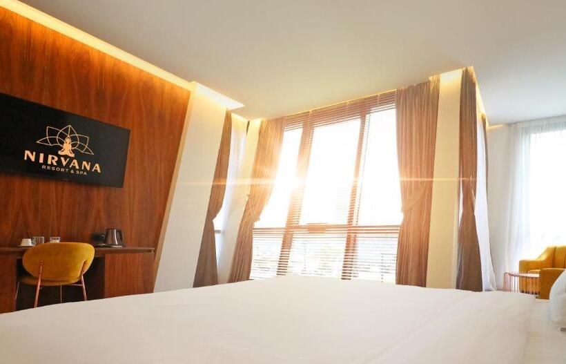 디럭스 룸 킹사이즈 침대, Nirvana Resort & Spa