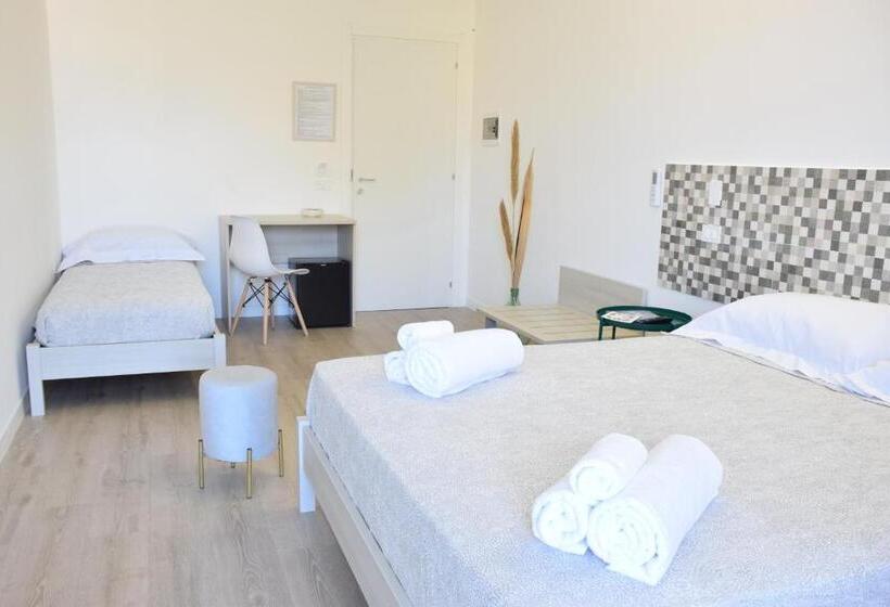 Трехместный Номер Стандарт с Балконом, Accòmodati B&b