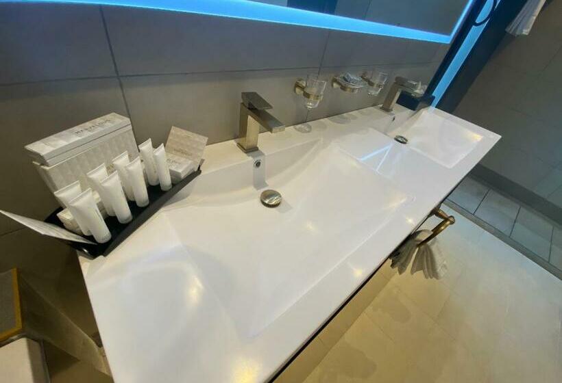 Executive Suite, Velar Inn