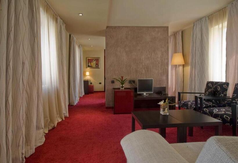 استودیو استاندارد با بالکن, Famous House