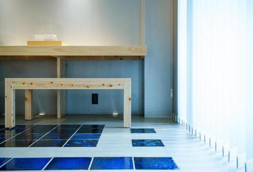 Quarto Familiar, Seven Stories