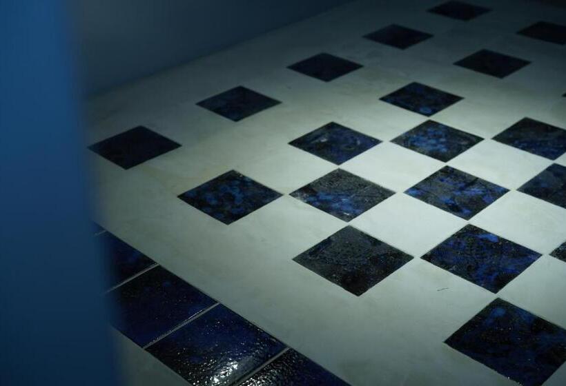 Quarto Familiar, Seven Stories