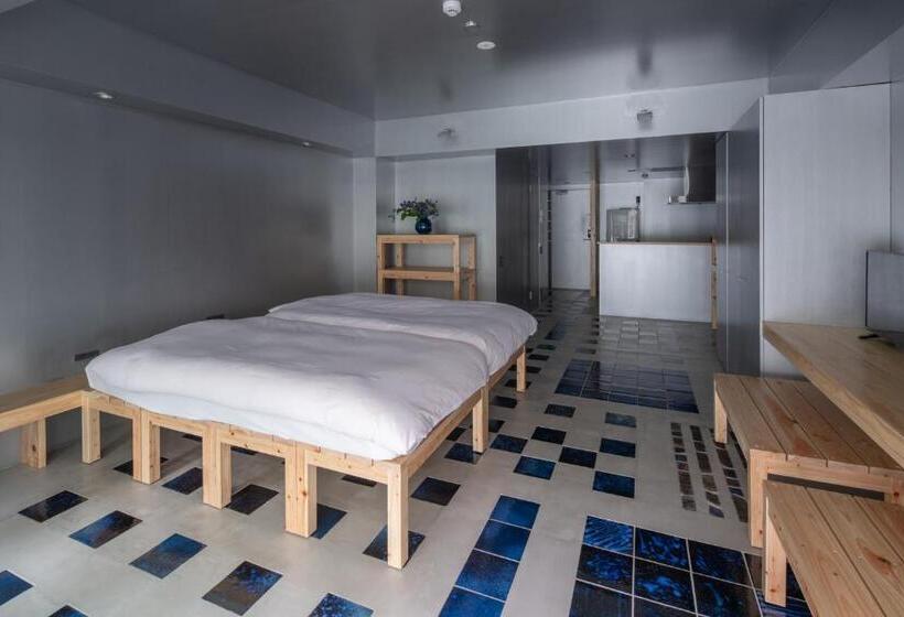 Quarto Familiar, Seven Stories