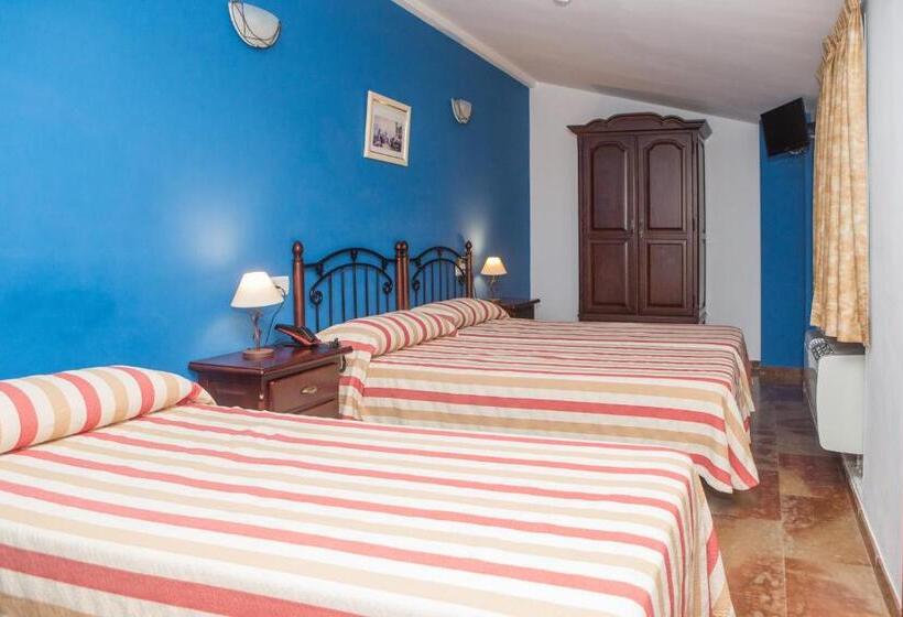 Номер Стандарт Трехместный, Hostal San Cayetano
